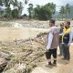 Gubernur Sumbar Mahyeldi saat memantau banjir dan longsor di Pesisi Selatan. (FOTO: Adpim Pemprov Sumbar)
