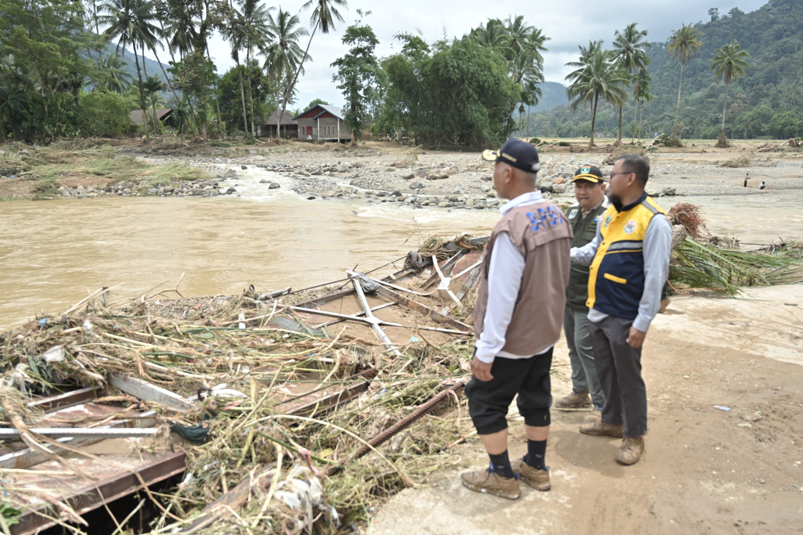 Gubernur Sumbar Mahyeldi saat memantau banjir dan longsor di Pesisi Selatan. (FOTO: Adpim Pemprov Sumbar)